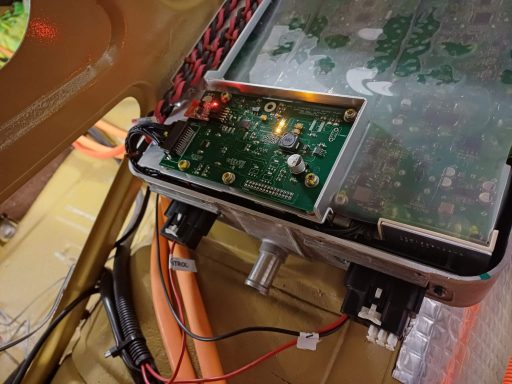 Tesla gen 2 högspänningsladdare. Bytt kretskort och programmerar egna parametrar.