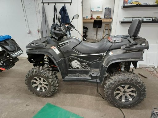 Batteribyte på en Powerland fyrhjuling.